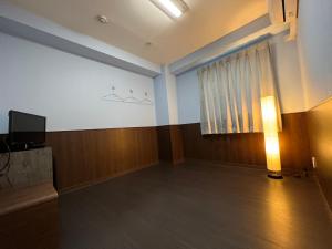 大阪太阳广场2号酒店的一个空房间,有电视和窗户