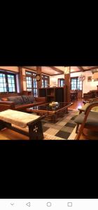 白马村Pilot Lodge的客厅配有沙发和桌子