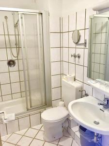 哈勒西尔威勒瑟尔酒店的浴室配有卫生间、盥洗盆和淋浴。