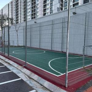 Bandar PenawarGrand View House GVH的一座大楼旁的网球场