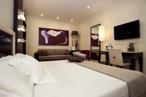 罗马艾斯费里奥思豪华酒店的酒店客房设有床和客厅。