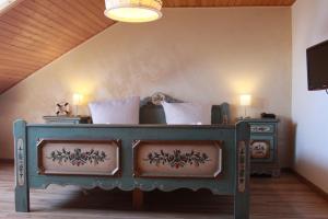哈勒西尔威勒瑟尔酒店的配有绿桌和枕头的房间