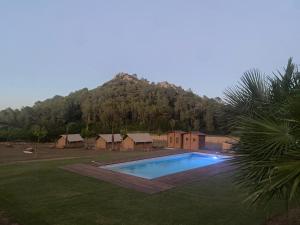 TerradesGlamping VALL de CODÓ的一座位于庭院内的游泳池,山底下