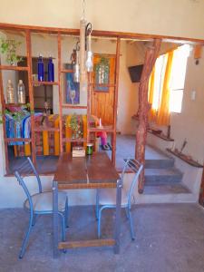 麦马拉Sumaj Rústica的一间带木桌和椅子的用餐室