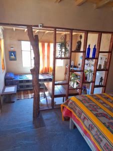 麦马拉Sumaj Rústica的客房设有带一张床和一张桌子的卧室