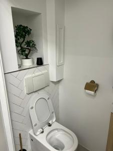鹿特丹Central Suite Rotterdam的浴室配有带座椅的卫生间。