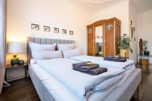 莱比锡EXKLUSIV home & business Deluxe Kregel Apartment 70qm的卧室内的两张床和毛巾