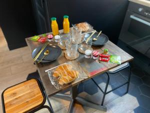 珀套特科姆博特Need'Amour - Suite chaleureuse的一张木桌,上面有食物和饮料
