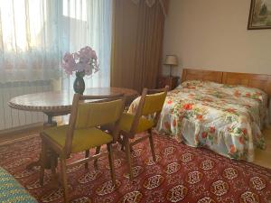 MizernaNoclegi u Janika的一间卧室配有桌椅和一张床