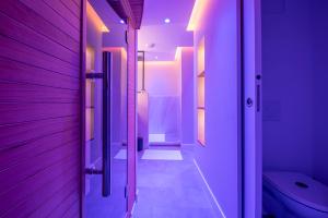 La RicheLA BULLE DÉTENTE / BALNÉO - SAUNA的紫色浴室设有卫生间和水槽
