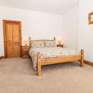 罗宾胡兹贝Falconhurst的一间卧室配有一张木床和木门