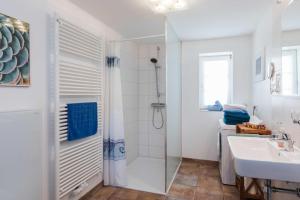 埃默尔斯比尔－霍斯比尔Ferienhof Schnurrum的带淋浴和盥洗盆的白色浴室