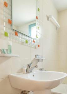 比利亚努阿Casa Vista Nueva Villanua的白色的浴室设有水槽和镜子