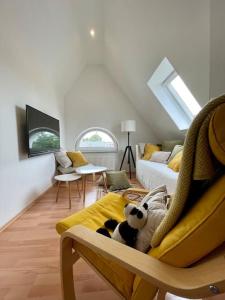 吕贝克Modernes, familienfreundliches Apartment in Lübeck的客厅里摆着熊猫熊坐在椅子上
