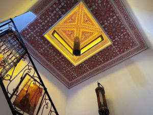 马拉喀什里亚德雨果摩洛哥传统庭院住宅旅馆的一间天花板上画着画的房间