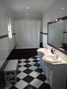 乌特雷拉Casa Rural El Algarrobo的一间带两个盥洗盆和大镜子的浴室