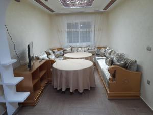 纳祖尔appartement NADOR wifi gratuit的带沙发、桌子和电视的客厅