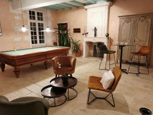 Saint-PorchaireChâteau de La Vallade的客厅配有台球桌和椅子