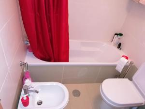 奥德赛克斯AL - Amar Odeceixe的浴室设有水槽和红色的淋浴帘