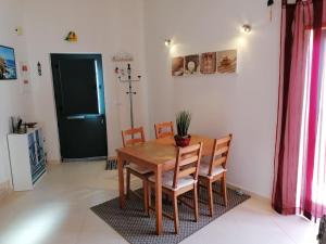 奥德赛克斯AL - Amar Odeceixe的一间带木桌和椅子的用餐室