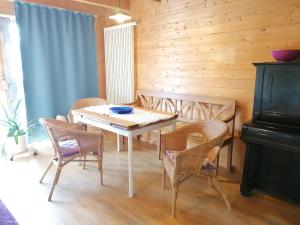 乎尔博赫Hof Idarwald的一间带桌椅和钢琴的用餐室