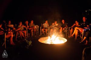 拉卡沃Lodg'ing Nature Camp Dordogne的一群人围坐在火炉旁