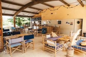 拉卡沃Lodg'ing Nature Camp Dordogne的一间带木桌椅的餐厅和一间厨房