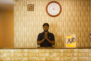 KāndūrSerene Sriperumbudur的一位与本教信徒站在柜台上的人