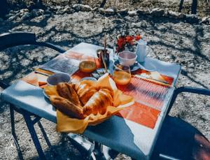 Saint-Michel-lʼObservatoireLodg'ing Nature Camp Luberon的野餐桌上放着面包