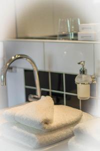 代尔夫宰尔推进器酒店的浴室水槽和水龙头旁的毛巾