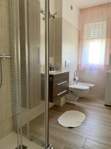 莱维科特尔梅Appartamento Verdebleu - Lago e Terme的带淋浴、盥洗盆和卫生间的浴室