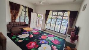 峇株巴辖HOMESTAY AT-TAQWA BATU PAHAT的带沙发和花毯的客厅