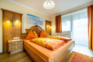 弗拉绍Appartement Jäger的一间卧室配有一张带橙色棉被的大床