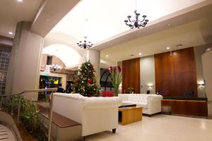 利马J&A Classic Hotel的酒店大堂的圣诞树