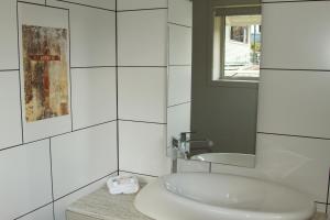 福克斯冰川福克斯教堂度假屋的白色的浴室设有水槽和镜子