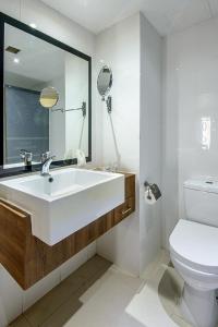 科科波瞪羚国际大酒店 的白色的浴室设有水槽和卫生间。