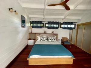 拉萨尔勒班Le ti Kabanon Du Lagon的一间卧室设有一张床和天花板