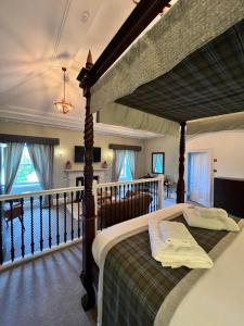 Edinbain格瑞斯奥尼斯屋酒店的一间卧室,卧室内配有一张大床
