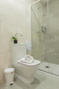 毕尔巴鄂Bilbao ROOMS & KITCHEN Zorroza的白色的浴室设有卫生间和淋浴。