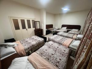 马达巴Student House的一间房间,房间连在一起有四张床