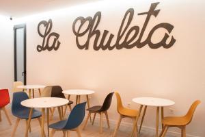 毕尔巴鄂Bilbao ROOMS & KITCHEN Zorroza的一间房间,配有桌椅和书写为凉爽的标志