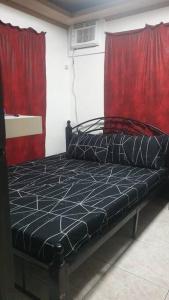 伊穆斯Billgren House的红色窗帘的房间的一张床位