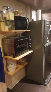 伊穆斯Billgren House的厨房配有黑色冰箱和微波炉。