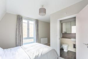 巴尔内特North London Suburbs的白色的卧室设有床和窗户