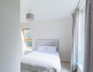 巴尔内特North London Suburbs的白色的卧室设有床和窗户