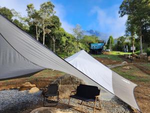 拉瑙The Mountain Camp at Mesilau, Kundasang by PrimaStay的两把椅子坐在帐篷前