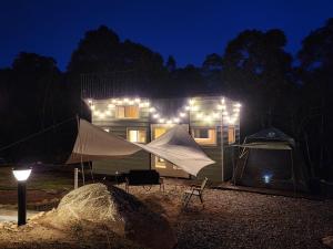 拉瑙The Mountain Camp at Mesilau, Kundasang by PrimaStay的夜晚在房子前面的帐篷