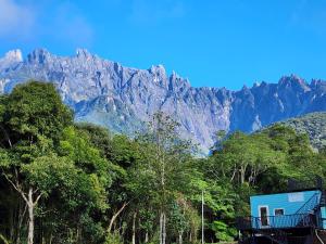 拉瑙The Mountain Camp at Mesilau, Kundasang by PrimaStay的山前的蓝色房子