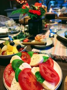 HamB&B 't klein GELUK的桌上的西红柿和蔬菜等食物