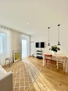 滕诺Sant'Antòni Apartments的客厅配有桌子和沙发